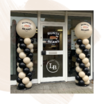 Ballonnen pilaar met topper, tekst en afbeelding