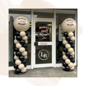 Ballonnen pilaar met topper, tekst en afbeelding